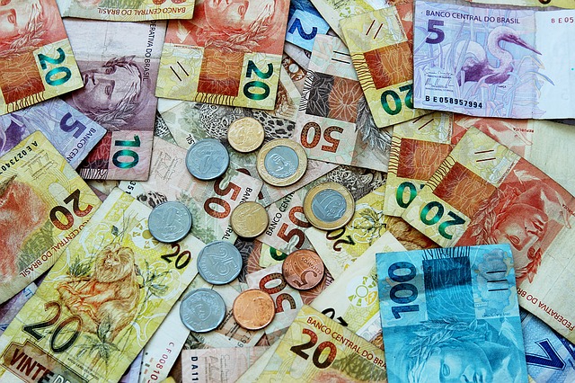 How much do kitesurfing instructors earn?
